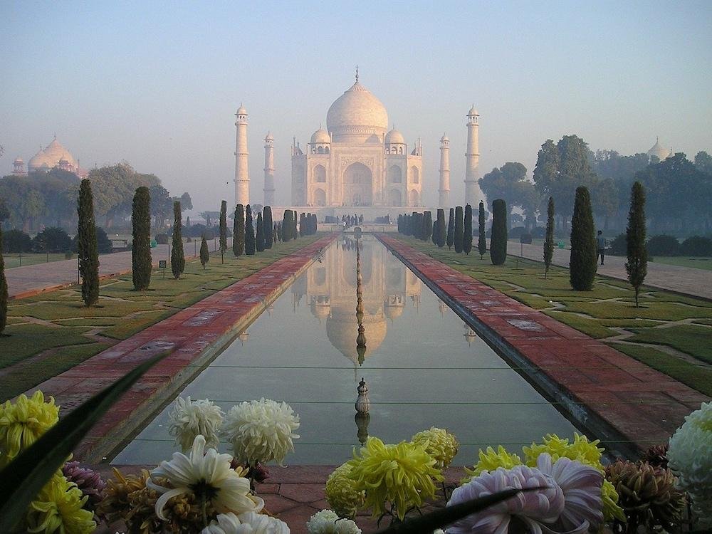 Travel by Bus in India - Delhi to Agra - AJ Paris Travel Magazine